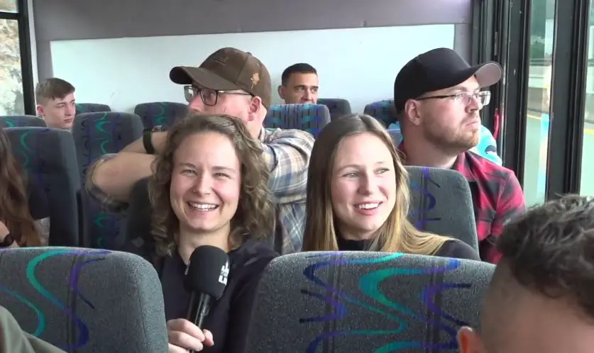 Hannah Assil und Affe auf Bike im Bus mit den Teilnehmern von 7vsWild in Kanada